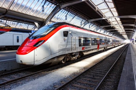 Téléchargez les photos : Zurich, Suisse - 10 août 2023 : Train de voyageurs Giruno par Stadler Rail des CFF Schweizerische Bundesbahnen à la gare principale de Zurich, Suisse. - en image libre de droit
