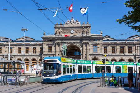 Téléchargez les photos : Zurich, Suisse - 10 août 2023 : Bahnhofstrasse avec tramway Cobra-Tram Transports publics dans la ville de Zurich, Suisse. - en image libre de droit