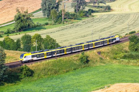 Foto de Lonsee, Alemania - 21 de julio de 2021: Tren regional desde bwegt operado por GoAhead en Filstalbahn en Lonsee, Alemania. - Imagen libre de derechos
