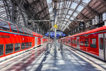 Téléchargez les photos : Francfort, Allemagne - 18 juillet 2023 : Trains régionaux de DB Deutsche Bahn à la gare principale des transports publics à Francfort, Allemagne. - en image libre de droit