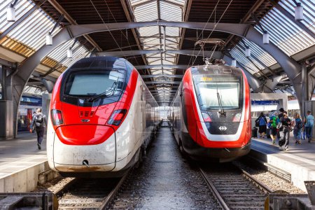 Téléchargez les photos : Zurich, Suisse - 10 août 2023 : Trains de voyageurs des CFF Schweizerische Bundesbahnen à la gare principale de Zurich, Suisse. - en image libre de droit
