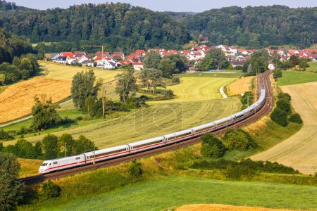 Téléchargez les photos : Lonsee, Allemagne - 21 juillet 2021 : Train à grande vitesse ICE 1 de DB Deutsche Bahn sur Filstalbahn près de Lonsee, Allemagne. - en image libre de droit