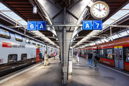 Téléchargez les photos : Zurich, Suisse - 10 août 2023 : Trains de voyageurs des CFF Schweizerische Bundesbahnen et Sudostbahn à la gare principale de Zurich, Suisse. - en image libre de droit