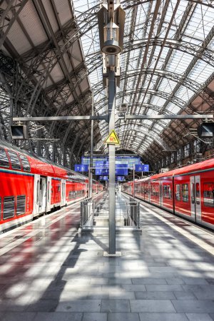 Foto de Frankfurt, Alemania - 18 de julio de 2023: Trenes regionales de DB Deutsche Bahn en la estación principal de transporte público en Frankfurt, Alemania. - Imagen libre de derechos