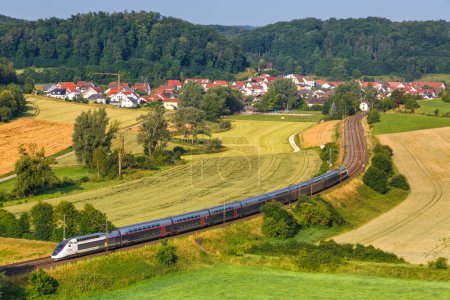 Foto de Lonsee, Alemania - 21 de julio de 2021: TGV Tren de alta velocidad dúplex en Filstalbahn en Lonsee, Alemania. - Imagen libre de derechos