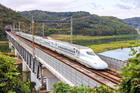 Téléchargez les photos : Kurashiki, Japon - 1er octobre 2023 : Train à grande vitesse Shinkansen N700 exploité par Japan Rail JR West sur la ligne Sanyo Shinkansen à Kurashiki, Japon. - en image libre de droit