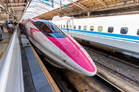 Foto de Kobe, Japón - 30 de septiembre de 2023: Shinkansen Hello Kitty tren de alta velocidad operado por Japan Rail JR West en la estación de tren de Shin-Kobe en Kobe, Japón. - Imagen libre de derechos