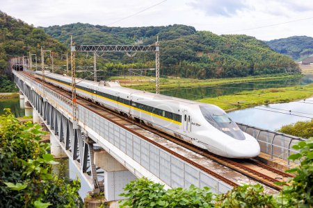 Téléchargez les photos : Kurashiki, Japon - 1er octobre 2023 : Train à grande vitesse Shinkansen 700 exploité par Japan Rail JR West Rail Star sur la ligne Sanyo Shinkansen à Kurashiki, Japon. - en image libre de droit