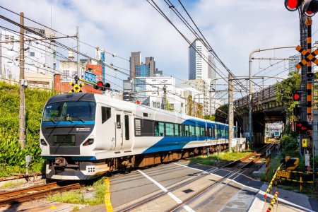 Téléchargez les photos : Tokyo, Japon - 26 septembre 2023 : Train de banlieue de Japan Rail JR East à Saikyo Line près de Yoyogi à Tokyo, Japon. - en image libre de droit