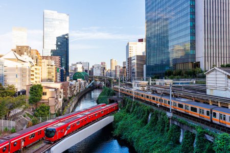 Foto de Tokio, Japón - 25 de septiembre de 2023: Transporte público en Tokio con trenes de metro y trenes de cercanías de Japan Rail JR en Tokio, Japón. - Imagen libre de derechos