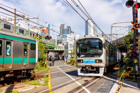 Téléchargez les photos : Tokyo, Japon - 26 septembre 2023 : Trains de banlieue de Japan Rail JR East à Saikyo Line près de Yoyogi à Tokyo, Japon. - en image libre de droit
