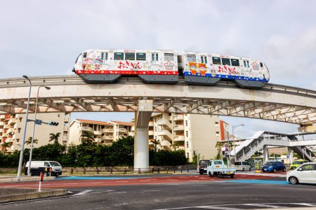 Téléchargez les photos : Naha, Japon - 3 octobre 2023 : Train Okinawa Urban Monorail avec les petits transports en commun jumeaux à Naha, Japon. - en image libre de droit