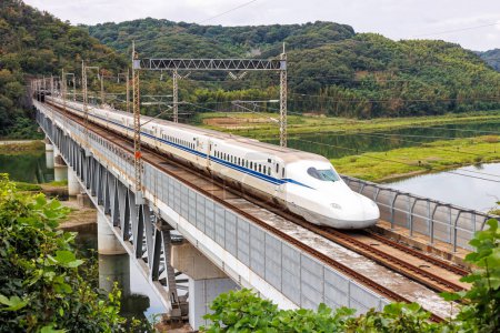 Téléchargez les photos : Kurashiki, Japon - 1er octobre 2023 : Train à grande vitesse Shinkansen N700 exploité par Japan Rail JR sur la ligne Sanyo Shinkansen à Kurashiki, Japon. - en image libre de droit