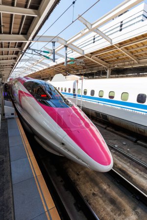 Foto de Kobe, Japón - 30 de septiembre de 2023: Shinkansen Hello Kitty tren de alta velocidad operado por Japan Rail JR West en la estación de tren de Shin-Kobe en Kobe, Japón. - Imagen libre de derechos