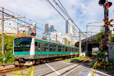 Téléchargez les photos : Tokyo, Japon - 26 septembre 2023 : Train de banlieue de Japan Rail JR East à Saikyo Line près de Yoyogi à Tokyo, Japon. - en image libre de droit