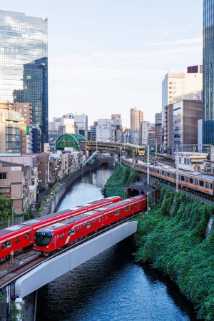 Foto de Tokio, Japón - 25 de septiembre de 2023: Transporte público en Tokio con trenes de metro y trenes de cercanías de Japan Rail JR en Tokio, Japón. - Imagen libre de derechos