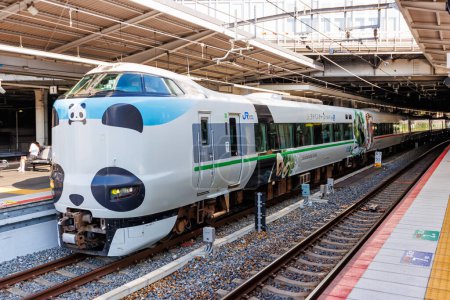 Téléchargez les photos : Osaka, Japon - 30 septembre 2023 : Train Panda exploité par Japan Rail JR West à Osaka, Japon. - en image libre de droit