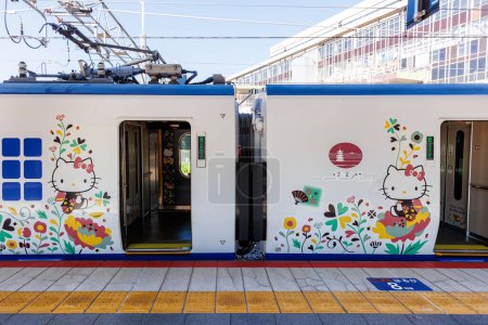 Foto de Osaka, Japón - 30 de septiembre de 2023: Hello Kitty Haruka train operated by Japan Rail JR as Kansai Airport Express in Osaka, Japan. - Imagen libre de derechos