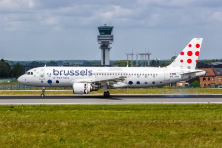 Foto de Bruselas, Bélgica - 21 de mayo de 2022: Brussels Airlines Airbus A320 airplane at Brussels Airport (BRU) in Belgium. - Imagen libre de derechos