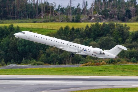 Foto de Bergen, Noruega - 18 de agosto de 2022: CityJet Bombardier CRJ900 airplane at Bergen Airport (BGO) in Norway. - Imagen libre de derechos