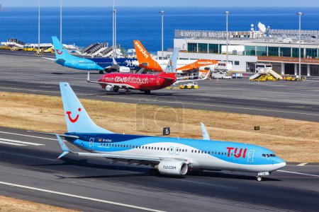 Foto de Madeira, Portugal - 13 de septiembre de 2022: TUI Boeing 737-800 avión en el Aeropuerto de Madeira (FNC) en Portugal. - Imagen libre de derechos