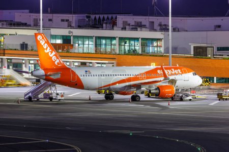 Téléchargez les photos : Madère, Portugal - 12 septembre 2022 : Avion EasyJet Airbus A320 à l'aéroport de Madère (FNC) au Portugal. - en image libre de droit