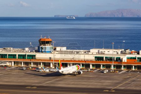 Foto de Madeira, Portugal - 14 de septiembre de 2022: Avión TAP Air Portugal Airbus en el Aeropuerto de Madeira (FNC) en Portugal. - Imagen libre de derechos