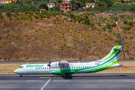 Foto de Madeira, Portugal - 17 de septiembre de 2022: Binter Canarias ATR 72-600 avión en el Aeropuerto de Madeira (FNC) en Portugal. - Imagen libre de derechos