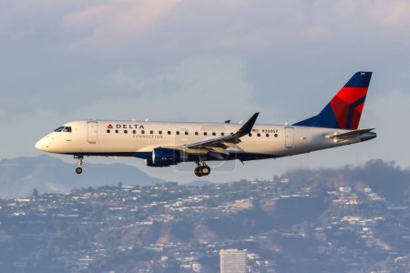 Foto de Los Ángeles, Estados Unidos - 2 de noviembre de 2022: Delta Connection SkyWest Airlines Embraer 175 avión en el aeropuerto de Los Ángeles (LAX) en los Estados Unidos. - Imagen libre de derechos