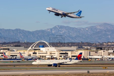Foto de Los Ángeles, Estados Unidos - 3 de noviembre de 2022: Delta Air Lines y JetBlue Airbus A321 aviones en el aeropuerto de Los Ángeles (LAX) en los Estados Unidos. - Imagen libre de derechos