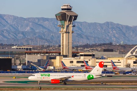 Foto de Los Ángeles, Estados Unidos - 3 de noviembre de 2022: Avión Viva Aerobus Airbus A320 en el Aeropuerto de Los Ángeles (LAX) en los Estados Unidos. - Imagen libre de derechos