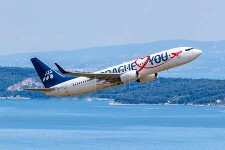 Foto de Split, Croacia - 31 de mayo de 2023: Servicio de Viajes Boeing 737-800 avión en Praga te ama librea especial en el aeropuerto de Split (SPU) en Croacia. - Imagen libre de derechos