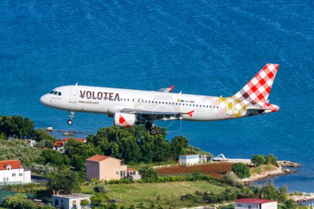 Foto de Split, Croacia - 28 de mayo de 2023: Volotea Airbus A320 en el aeropuerto de Split (SPU) en Croacia. - Imagen libre de derechos