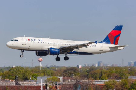 Foto de Chicago, Estados Unidos - 4 de mayo de 2023: Delta Air Lines Airbus A320 airplane at Chicago Midway Airport (MDW) in the United States. - Imagen libre de derechos