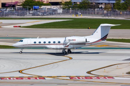 Téléchargez les photos : Chicago, États-Unis - 4 mai 2023 : Avion à réaction privé NetJets Gulfstream G450 à l'aéroport Midway de Chicago (MDW) aux États-Unis. - en image libre de droit