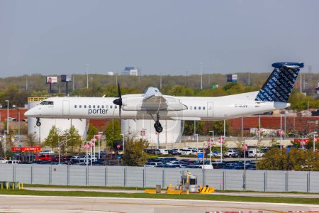 Foto de Chicago, Estados Unidos - 4 de mayo de 2023: Porter Airlines De Havilland Canada Dash 8 Q400 airplane at Chicago Midway Airport (MDW) in the United States. - Imagen libre de derechos