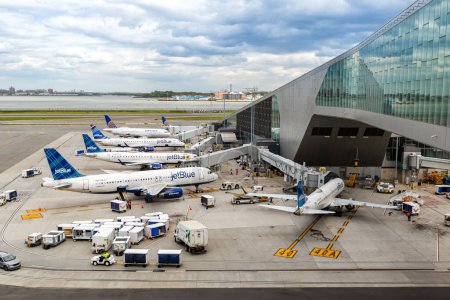Foto de Nueva York, Estados Unidos - 1 de mayo de 2023: JetBlue Airplanes at Terminal B of New York LaGuardia Airport (LGA) in the United States. - Imagen libre de derechos