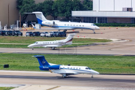 Foto de Dallas, Estados Unidos - 7 de mayo de 2023: Embraer Phenom 300 and Gulfstream G550 private jets airplanes at Dallas Love Field Airport (DAL) in the United States. - Imagen libre de derechos