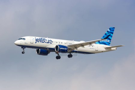 Foto de Dallas, Estados Unidos - 7 de mayo de 2023: JetBlue Airbus A220-300 avión en el Aeropuerto Dallas Fort Worth (DFW) en los Estados Unidos. - Imagen libre de derechos