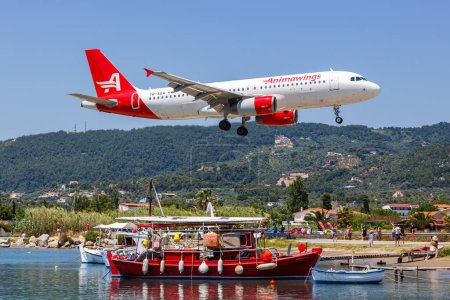 Téléchargez les photos : Skiathos, Grèce - 24 juin 2023 : Avion Animawings Airbus A320 à l'aéroport de Skiathos (JSI) en Grèce. - en image libre de droit