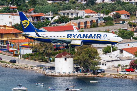 Téléchargez les photos : Skiathos, Grèce - 27 juin 2023 : Avion Ryanair Boeing 737-800 à l'aéroport de Skiathos (JSI) en Grèce. - en image libre de droit