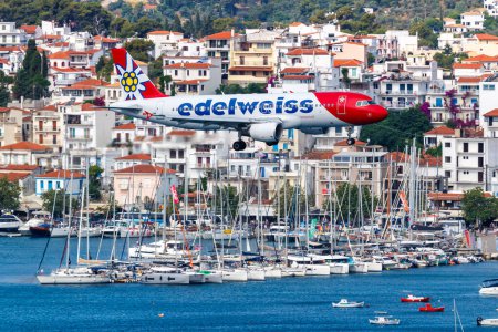 Téléchargez les photos : Skiathos, Grèce - 29 juin 2023 : Avion Edelweiss Airbus A320 à l'aéroport de Skiathos (JSI) en Grèce. - en image libre de droit