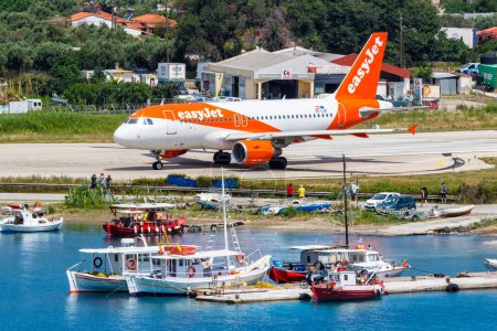 Téléchargez les photos : Skiathos, Grèce - 30 juin 2023 : Avion EasyJet Airbus A319 à l'aéroport de Skiathos (JSI) en Grèce. - en image libre de droit