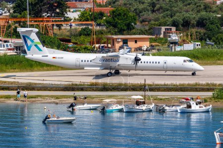 Foto de Skiathos, Grecia - 30 de junio de 2023: Avanti Air De Havilland Dash 8 Q400 airplane at Skiathos Airport (JSI) in Greece. - Imagen libre de derechos