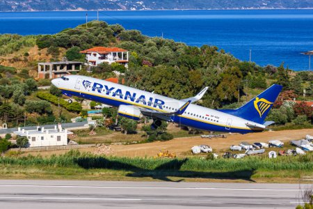 Foto de Skiathos, Grecia - 27 de junio de 2023: Ryanair Boeing 737-800 avión en el aeropuerto de Skiathos (JSI) en Grecia. - Imagen libre de derechos