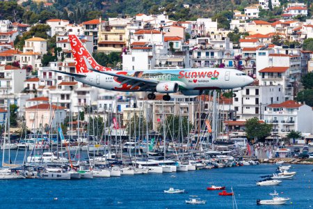 Téléchargez les photos : Skiathos, Grèce - 29 juin 2023 : Avion Transavia Boeing 737-800 dans la livrée spéciale Sunweb à l'aéroport de Skiathos (JSI) en Grèce. - en image libre de droit