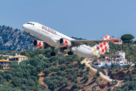 Foto de Skiathos, Grecia - 28 de junio de 2023: Volotea Airbus A320 en el aeropuerto de Skiathos (JSI) en Grecia. - Imagen libre de derechos