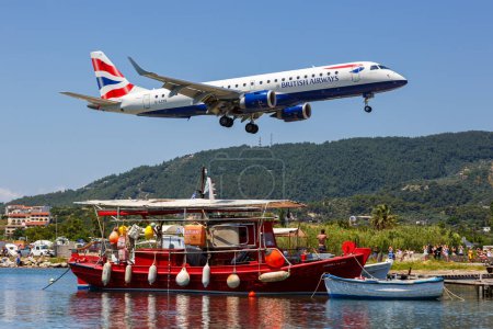 Téléchargez les photos : Skiathos, Grèce - 27 juin 2023 : Avion British Airways Embraer 190 à l'aéroport de Skiathos (JSI) en Grèce. - en image libre de droit