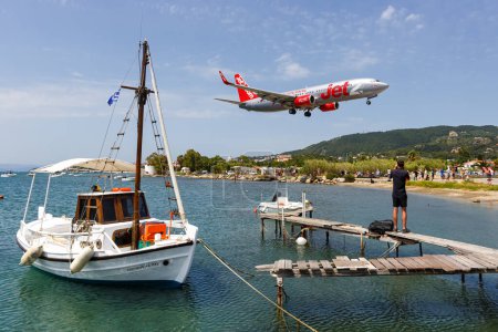 Foto de Skiathos, Grecia - 25 de junio de 2023: Jet2 Boeing 737-800 avión en el aeropuerto de Skiathos (JSI) en Grecia. - Imagen libre de derechos