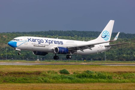 Foto de Kuala Lumpur, Malasia - 5 de febrero de 2023: Kargo Xpress Boeing 737-800 (BCF) avión en el Aeropuerto de Kuala Lumpur en Malasia. - Imagen libre de derechos